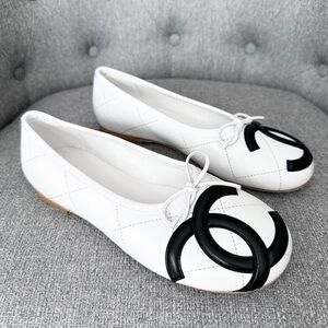 NEW CHANEL CAMBON WHITE QUILTED LEATHER FLATS WITH LARGE BLACK CC LOGO size 37